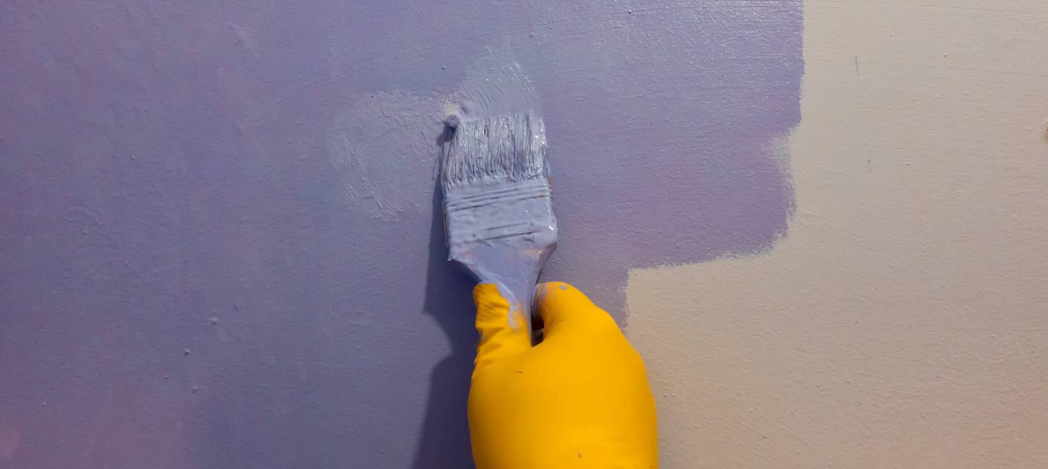 Combien coûte un peintre en bâtiment : repère 15 à 45 €/m² pour deux couches