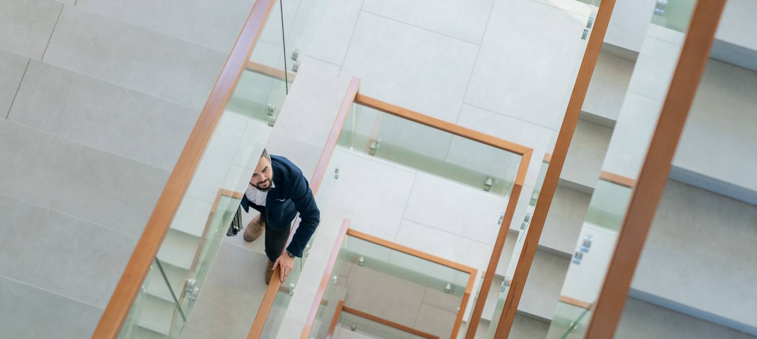 Peindre une cage d'escalier : solutions d'échafaudages pour zones complexes