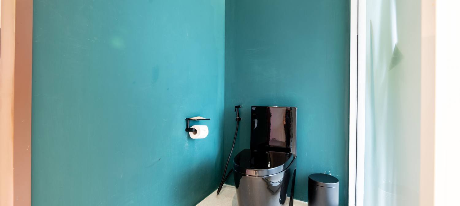 Peinture salle de bains sans fenêtre : humidité, moisissures et choix des couleurs